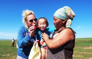 Mongolei: ein Nomadenkind erfreut sich an Seifenblasen.