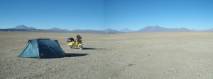 Bolivianisches Hochland. Ich fuhr 500 km durch Tiefsand. Es war harte Arbeit. Der Lohn dafür waren die Anden, die mich begleiteten und verzauberten.